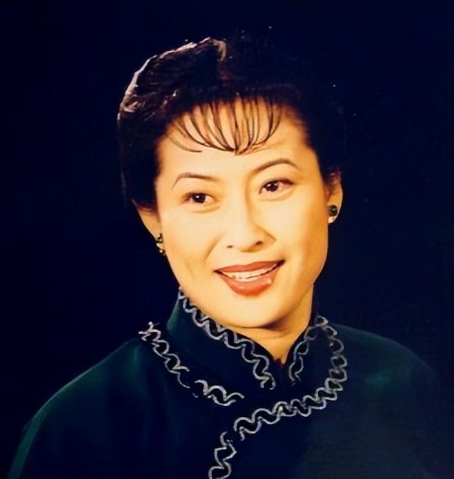 回顾知名演员许娣和初恋老公恩爱41年生一子拍戏收入全都交给他