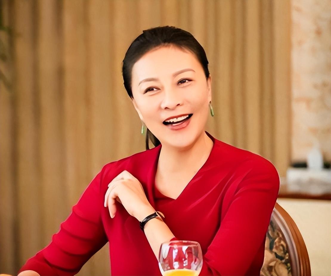 好在34岁的女儿岳以恩给了她生的希望,被张嘉译热捧的她如今成了岳红