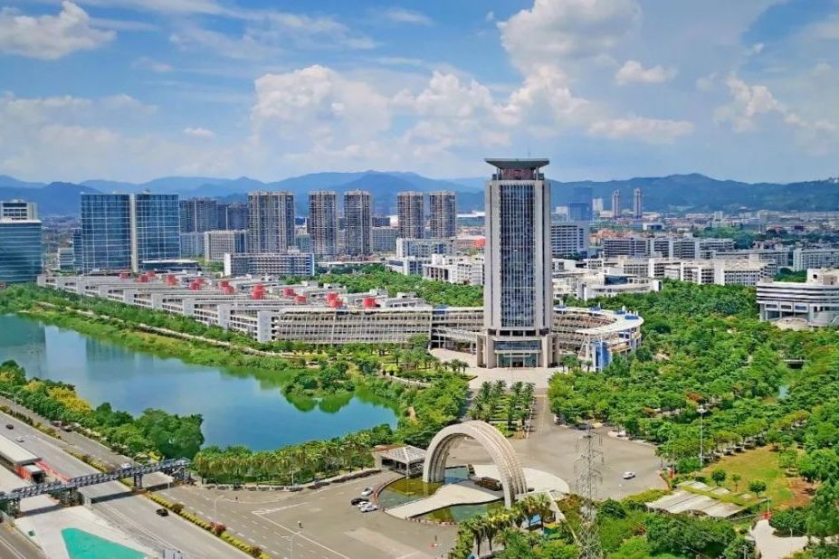 华侨大学位于福建泉州,是综合类大学,优势学科广泛