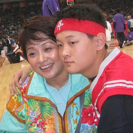 回顾傅彪儿子傅子恩14岁时父亲离世他在妈妈流泪的眼中一夜长大