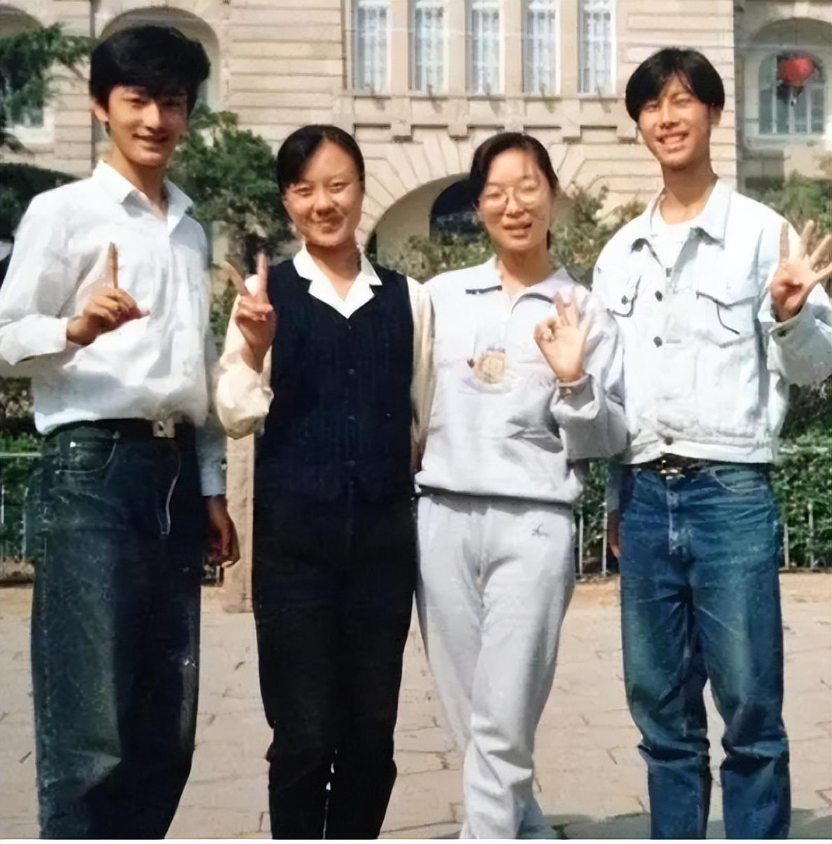 一部分寄给了家里的父母,剩下的便宴请了之前帮助过自己的老师和同学