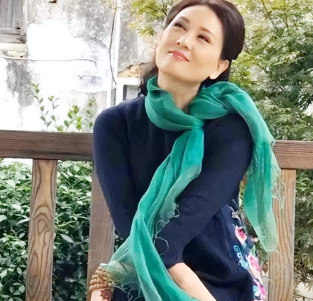 回顾演员单仰萍浙江桐庐的越剧名家丈夫被判刑后她现状如何