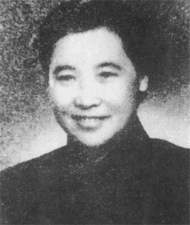 赵炜回忆84年邓颖超80岁生日的时候宋美龄专门送来一只水晶兔