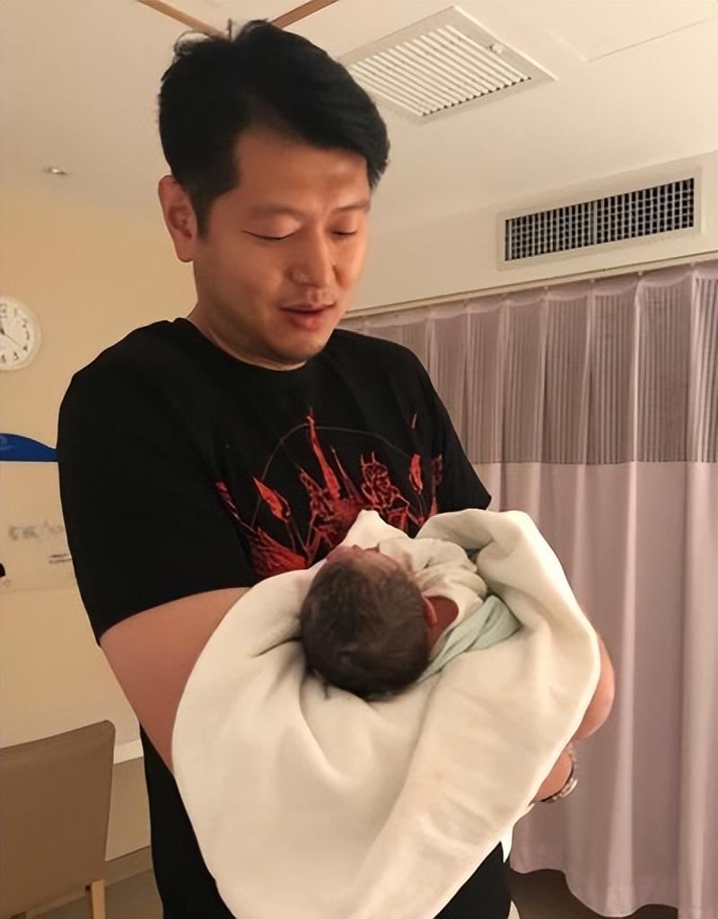 当教练很忙,可是他还是忙里偷闲,回家看看妻子周雅菲和女儿,儿子,每次
