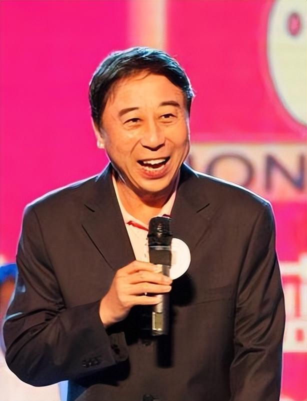 回顾冯巩47岁被妙龄保姆索要50万分手费他媳妇的做法让人点赞