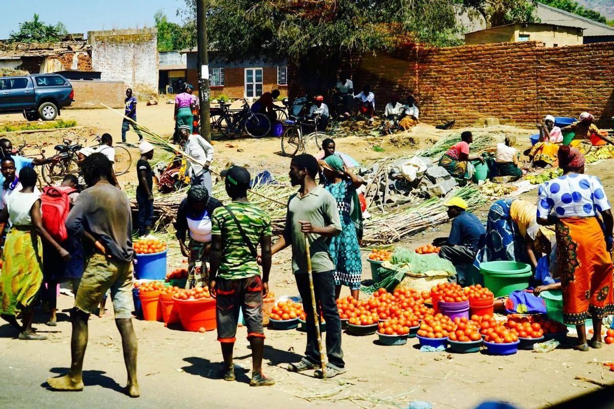 回顾:80后夫妻在非洲闯荡15年,只赚钱不花钱,想回家却很艰难