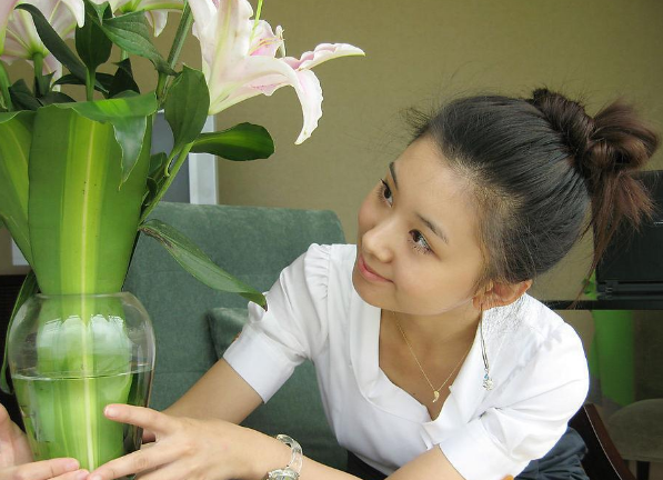 回顾李小萌陪伴老公王雷走红为他放弃演艺事业如今仍恩爱有加