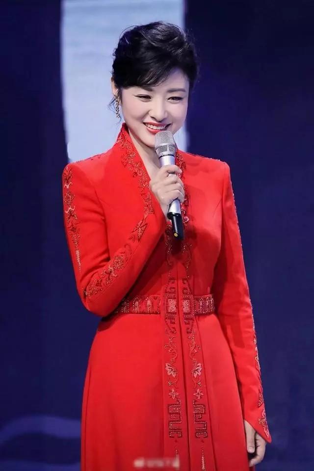 周涛连续主持春晚16年,她的长相甚至是声音都深刻的印在我们脑海.