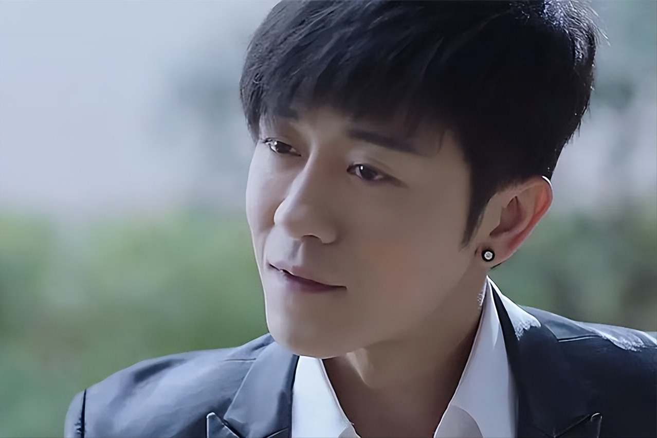 回顾亲妈是导演干妈是导演20年都捧不红的他却在改名后火了