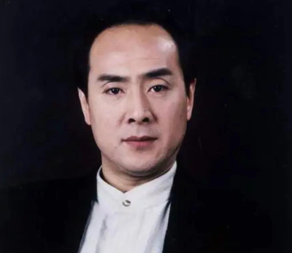 回顾他在亮剑饰演丁伟48岁爆红今66岁在农村别墅养老