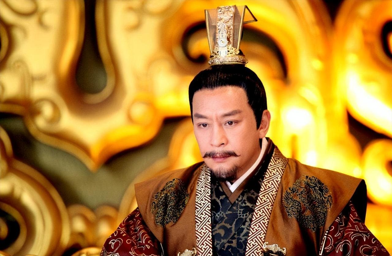 皇帝准备杀掉将军,将军知道后对心腹说:皇帝让我把你们都处决了