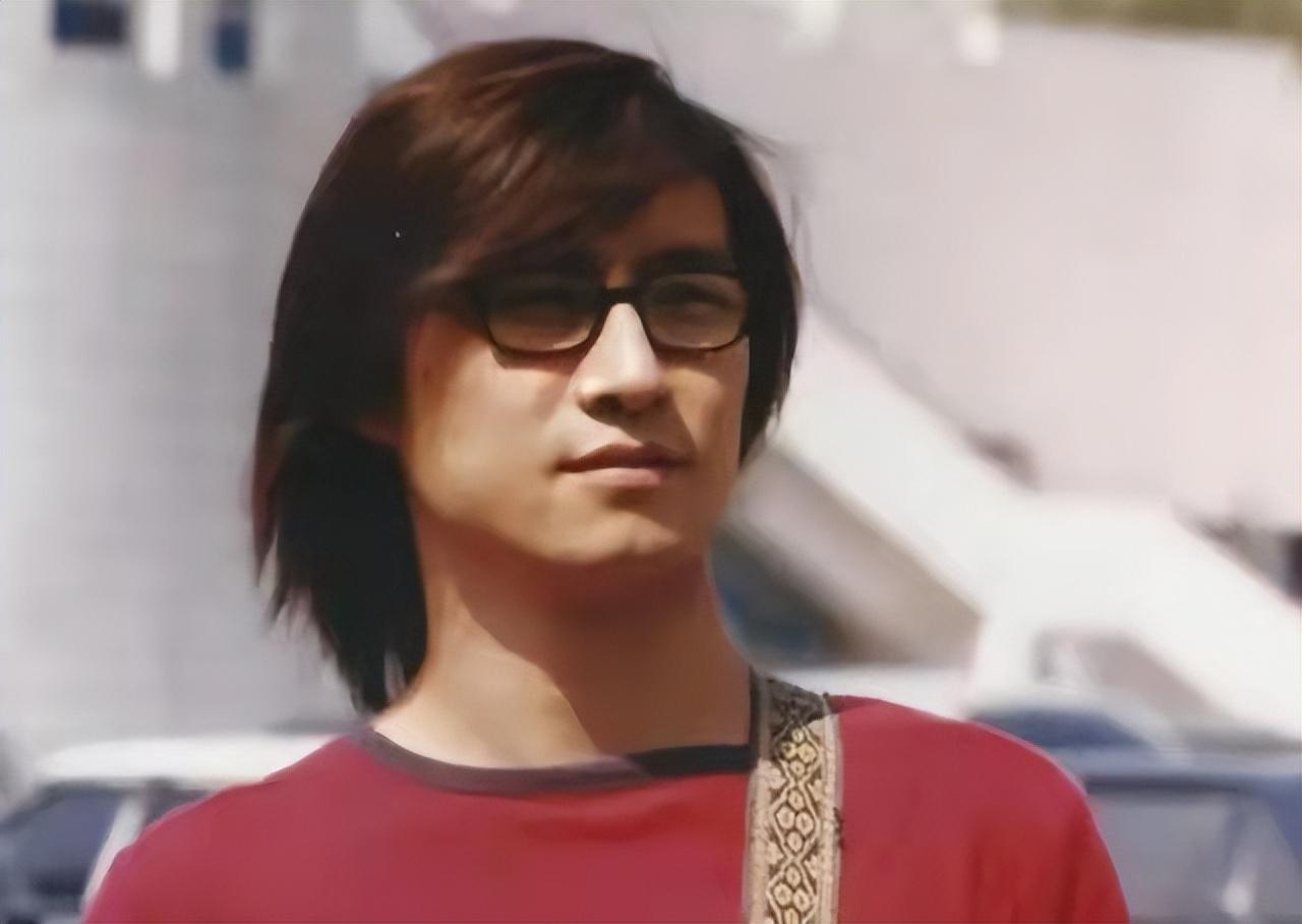 面对汪峰的转变,父亲尤为生气,经常因此和他吵架.