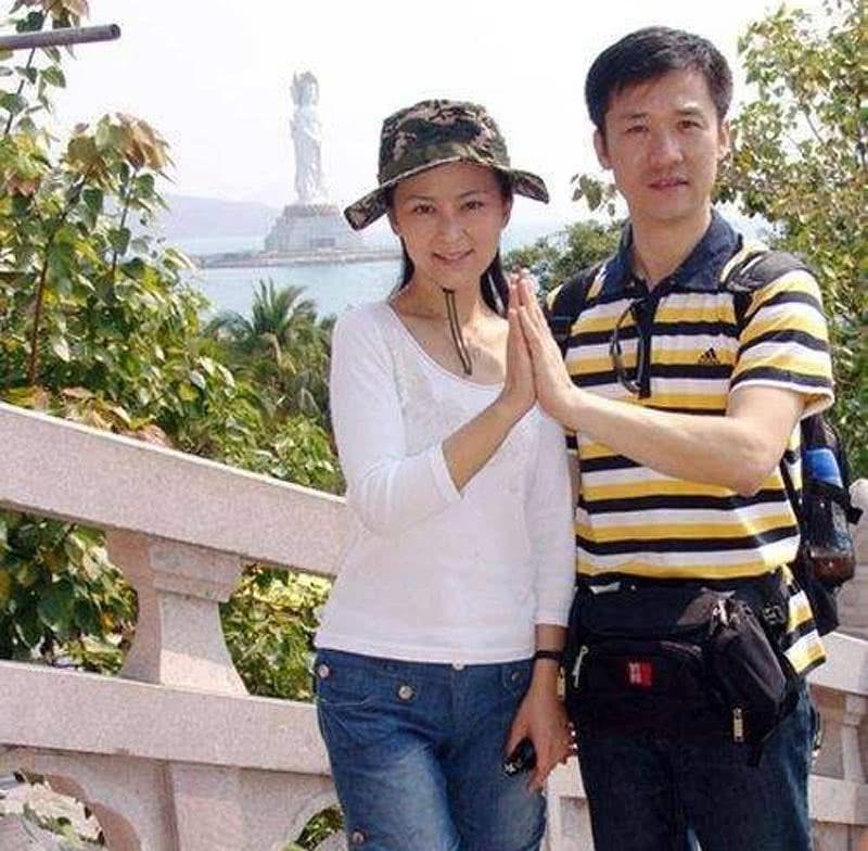 相恋八个月后,两人领证结婚组建了自己的家庭.