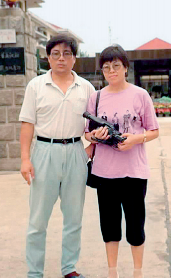 1999年北约轰炸中国女记者不幸牺牲丈夫未再娶儿子继承遗志