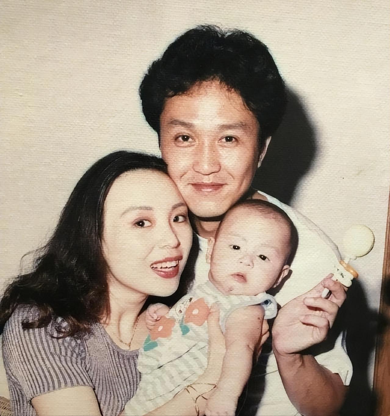 回顾演员吴刚娶初恋岳秀清结婚31年生一明星儿子