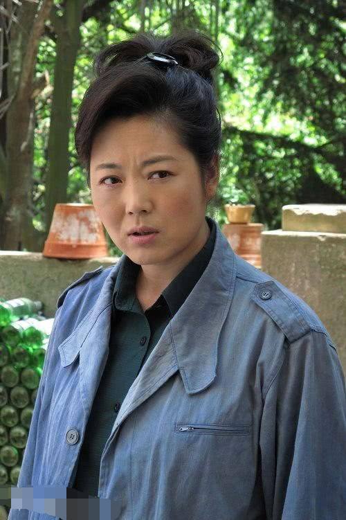 剧组突然通知她"不用来了",剧组已经找了其他人代替,就在王茜华开开