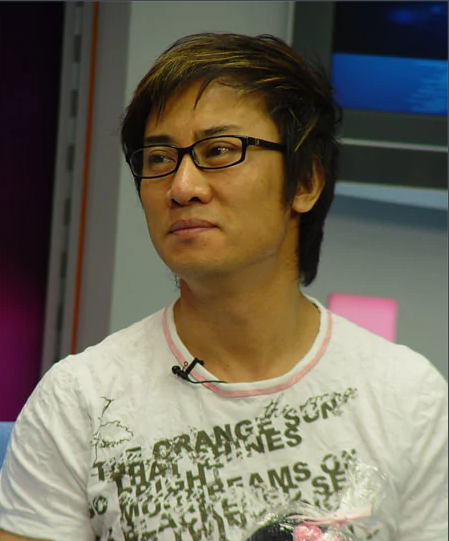 回顾军旅歌手江涛穷小子娶富家女大火后不变心把妻子当成宝