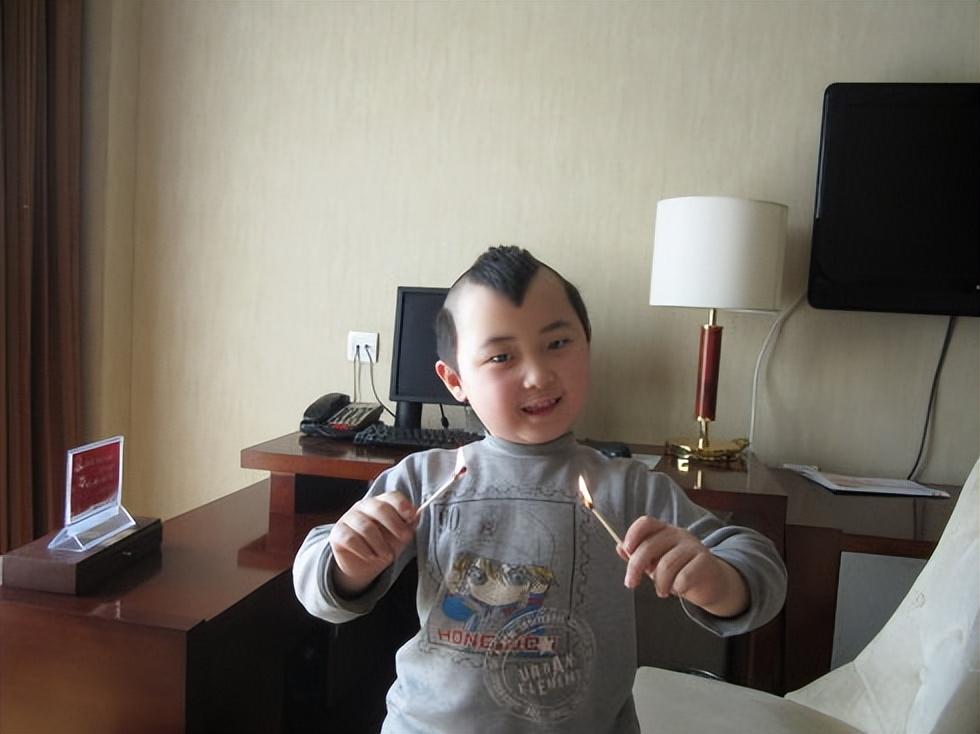 回顾年画娃娃邓鸣贺6岁登春晚8岁白血病去世谁为他的悲剧买单