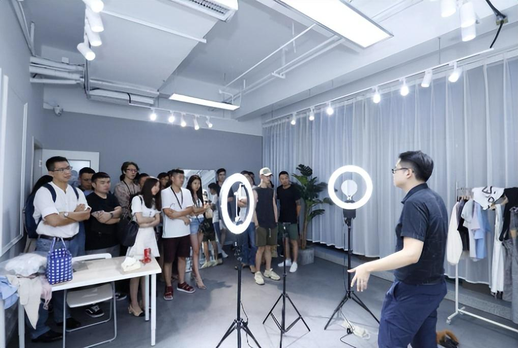 走红之后被网友称为"微笑女孩"的这位七岁的小姑娘叫铁嘉欣,出生在