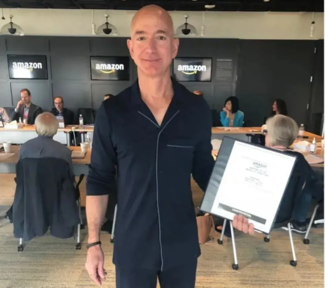 虽然现在身价数千亿,豪车豪宅加身,可贝索斯的童年却是格外的凄惨和