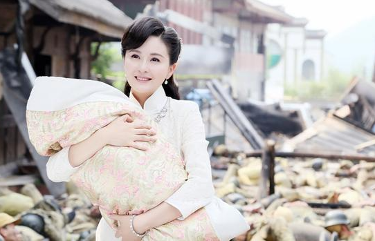 她被誉为干净的女演员富商苦追10年才嫁今和女儿被宠如宝