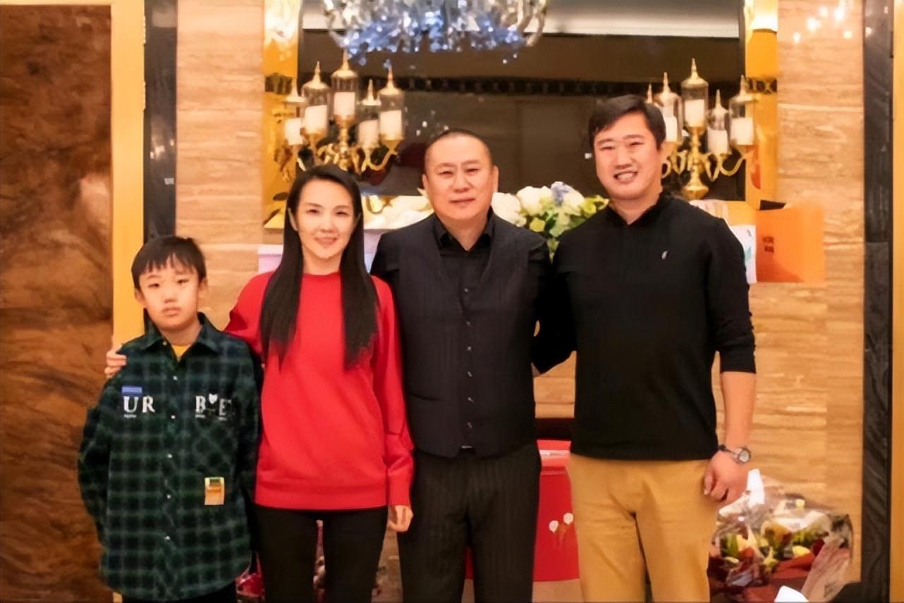 回顾主持人管彤41岁嫁圈外丈夫婚后高龄产子被婆家宠成公主