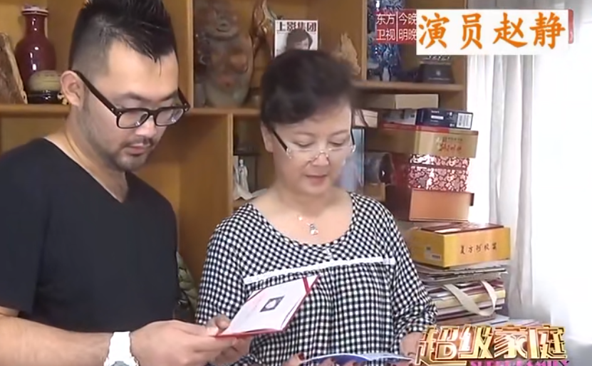 好友崔杰的老婆生病,髋关节不好,赵静听了之后立马打了电话过去,"东东
