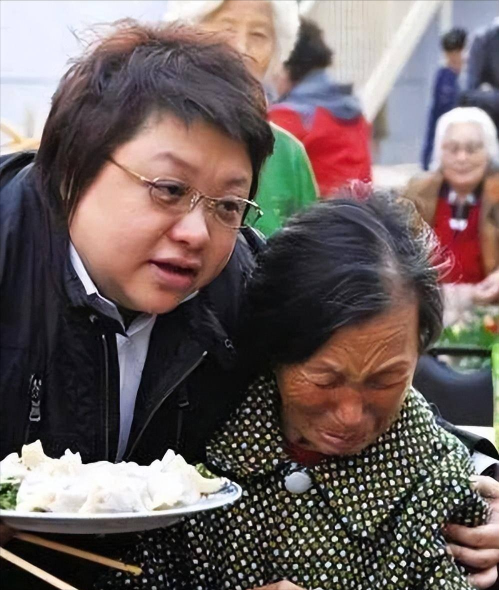 骗了我们30年韩红父亲原来是家喻户晓的他难怪不敢得罪她