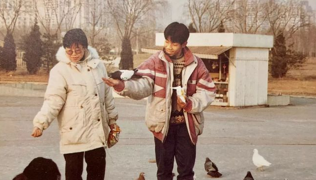 邵云环的儿子曹磊在得知母亲遇难的消息之后,整个人呆住了.