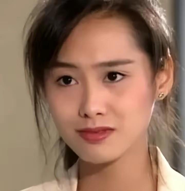 回顾52岁朱茵现状住深山残屋开97年破车活成娱乐圈李子柒