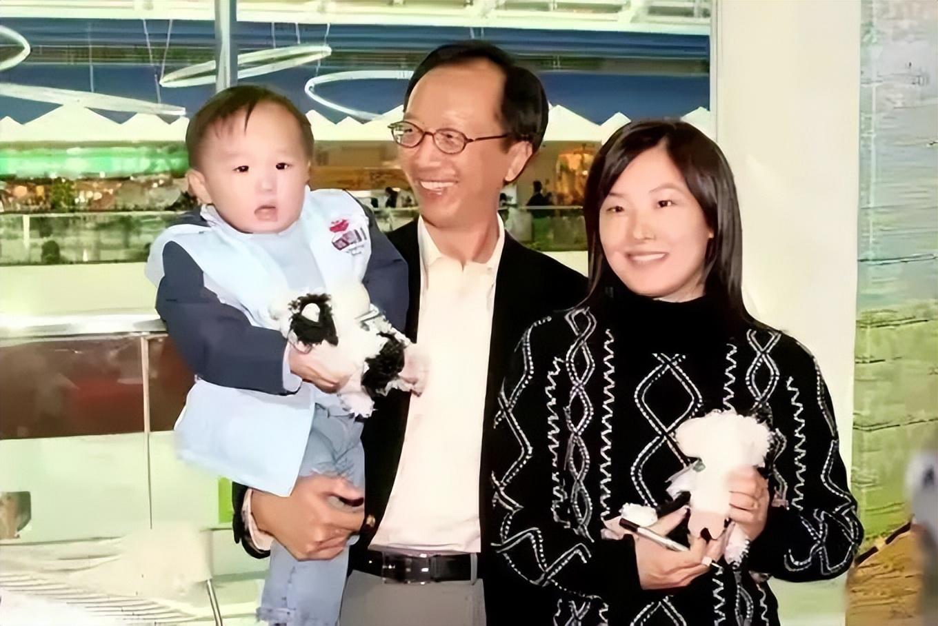 回顾跳水女皇伏明霞71岁丈夫身价百亿19岁女儿亭亭玉立