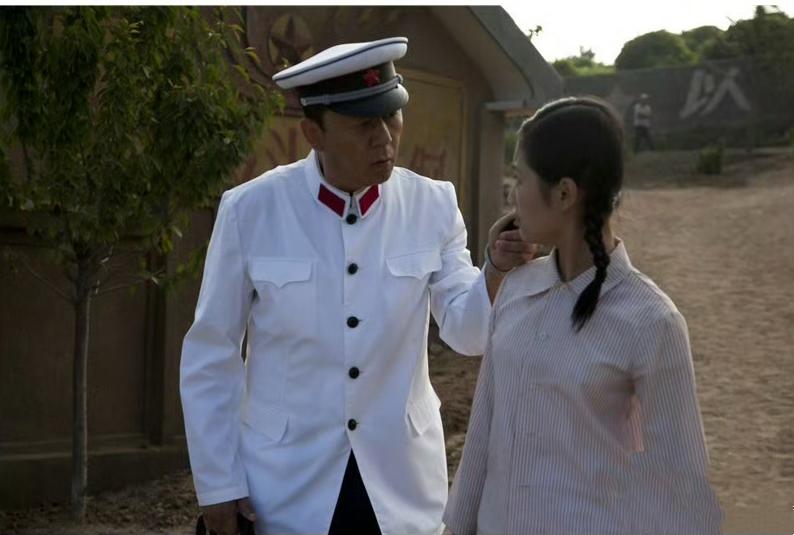 回顾父母爱情捧不红的女演员13岁考上戏如今因整容无戏拍