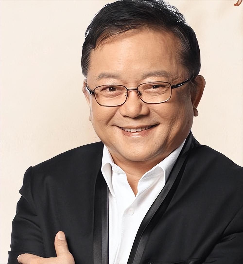 回顾75岁王刚外孙和儿子同上高中白发显老态妻子仍风韵犹存