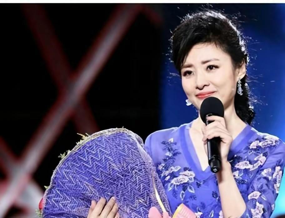 周涛连续主持春晚16年,她的长相甚至是声音都深刻的印在我们脑海.