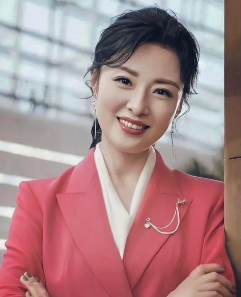 回顾主持人周涛与姚宏离婚后转身再嫁富豪直言对女儿心中有愧