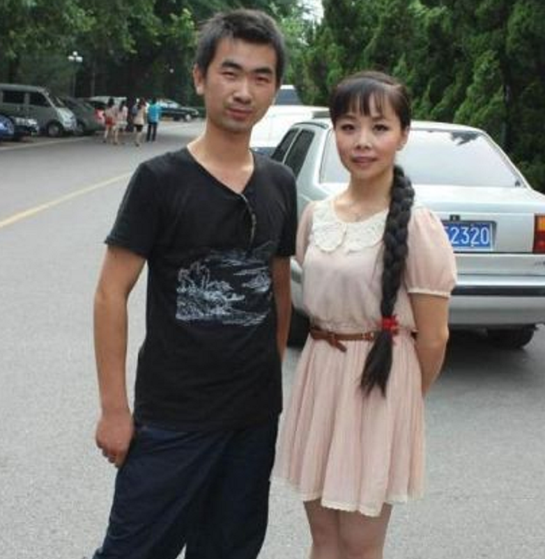 要说起两人的认识,是在很早之前.2014年,王二妮和老公结婚.