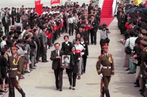 邵云环的儿子曹磊在得知母亲遇难的消息之后,整个人呆住了.