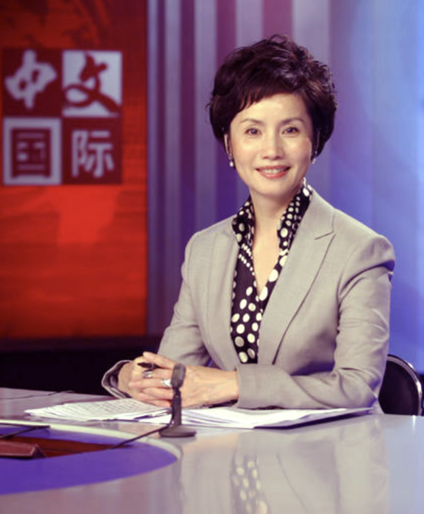 回顾央视著名主播徐俐:儿子在结婚证上的留言,让她泪目反思