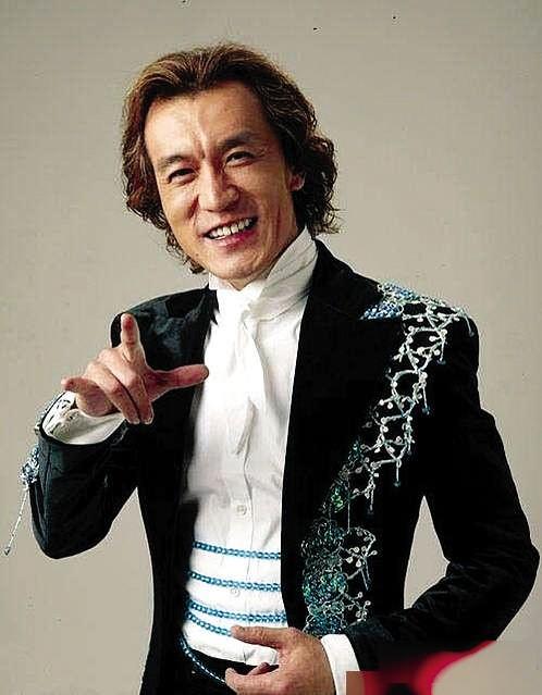 等在再次能说话的时候,李咏的嗓子就变成了大家所熟知的沙哑的样子,到