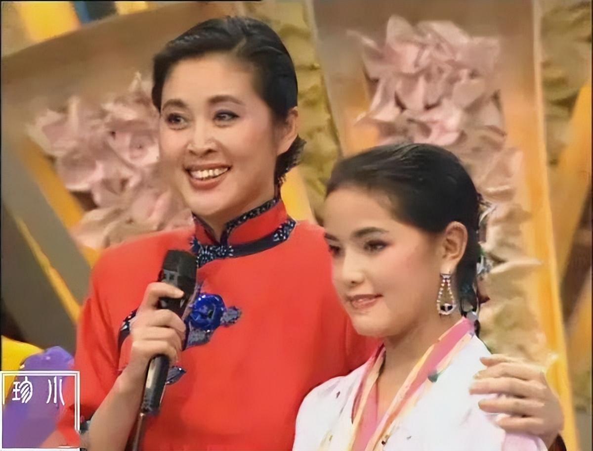 回顾倪萍主持生涯最大的事故春晚直播现场收到四张白纸