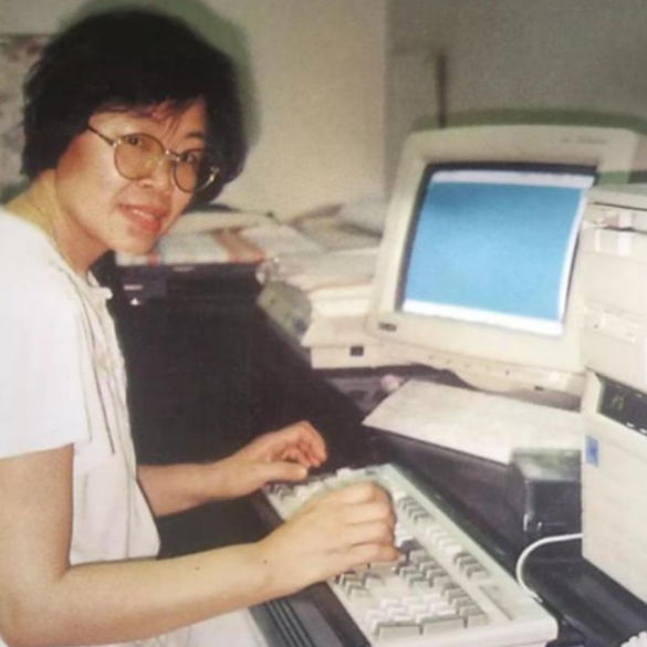 1999年北约轰炸中国女记者不幸牺牲丈夫未再娶儿子继承遗志