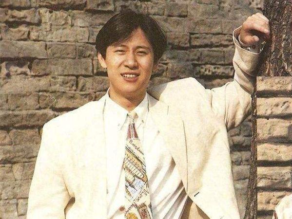 回顾军旅歌手江涛穷小子娶富家女大火后不变心把妻子当成宝