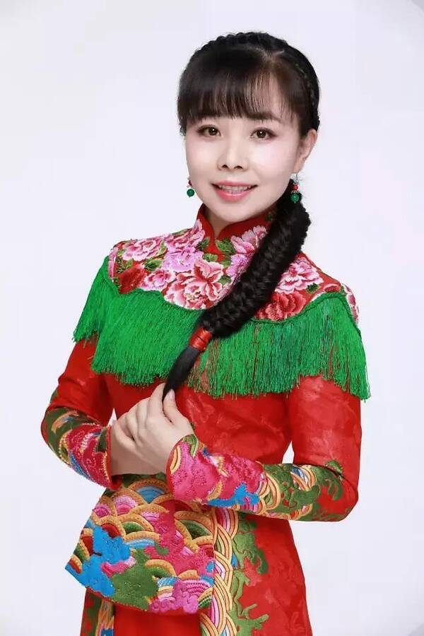 可是另一方面,王二妮又真的喜欢唱歌,内心无比纠结.