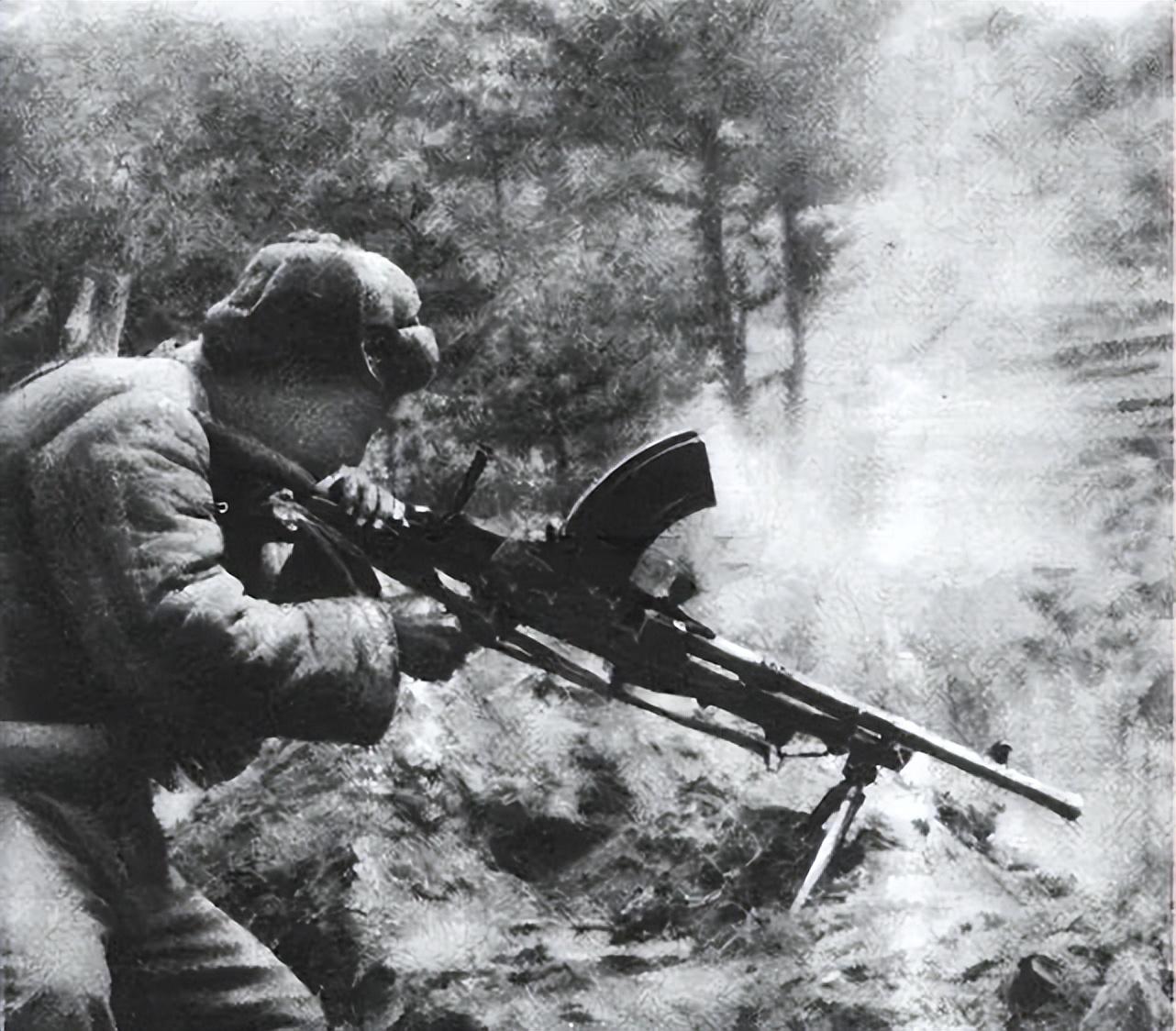 陕西军区司令员在饭店吃饭,被一群地痞挑衅,司令:知道我是谁吗