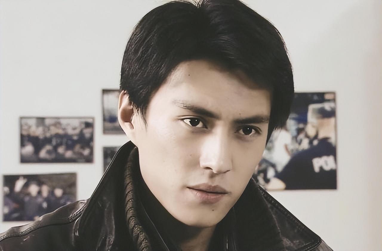 或许正是父母的离婚,让靳东没有明白什么是真正的爱,也让他只好的感情