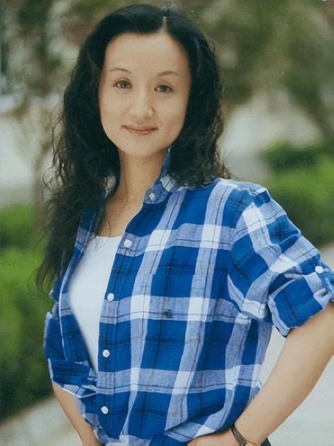 回顾杨昆61岁无儿无女退休金2500别墅被拍卖如今过得怎样