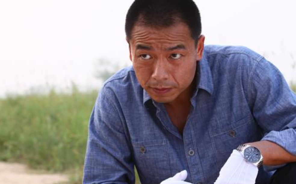 回顾王挺为父母离异落泪38岁帮爸爸还千万巨债40岁与家人和解