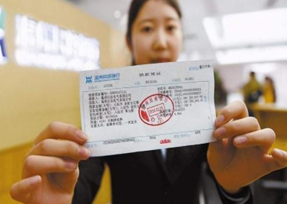 曾几何时,银行存折不仅是储蓄的象征,还是一种特定社会身份的标志.