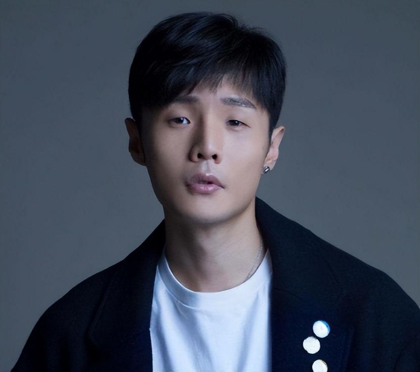 二,李荣浩——可爱又"可怜"的小白狗