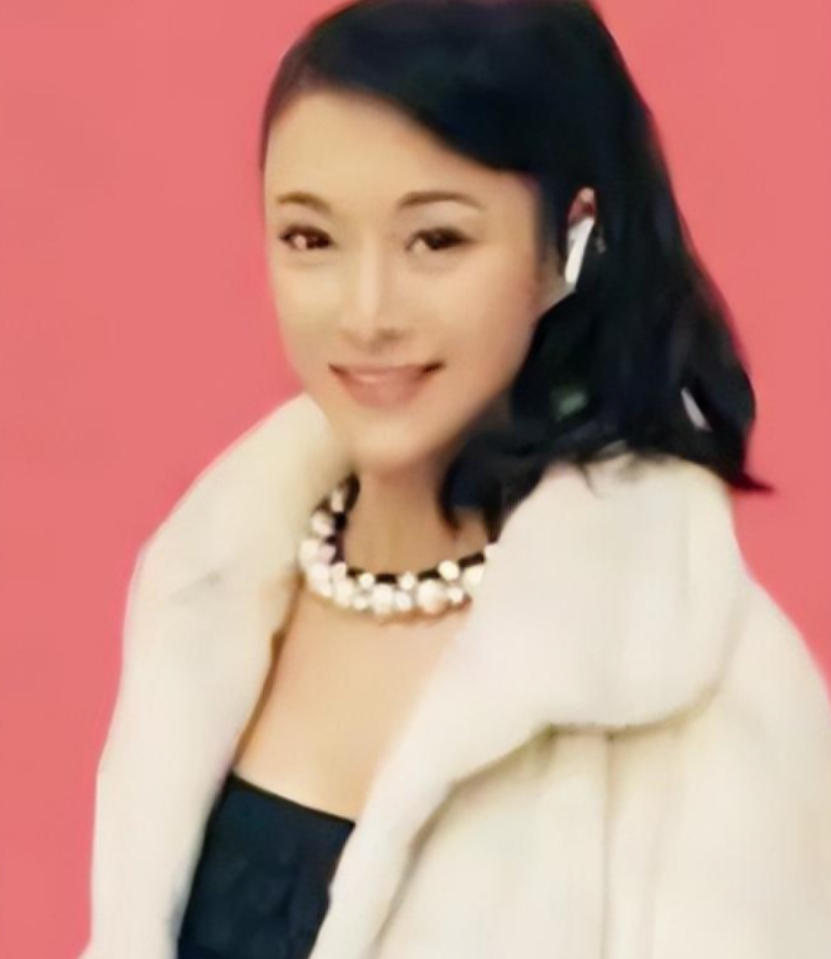 回顾演员壮丽嫁大12岁唐国强婚后连生两子一家五口幸福美满